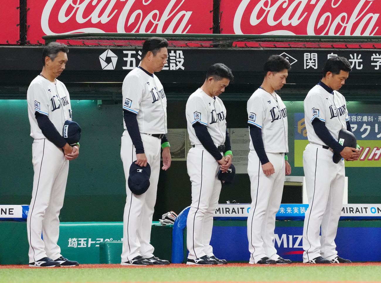 西武対ヤクルト　試合前、長嶋茂雄さんの死去に伴い、黙とうする西武西口監督（左端）ら。中央は仁志コーチ（撮影・江口和貴）