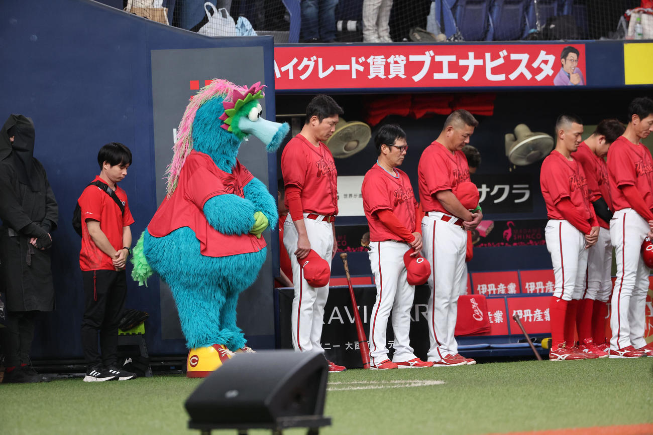 オリックス対広島　試合前に故長嶋茂雄さんへ黙祷を捧げる新井監督ら広島ナイン（撮影・西尾就之）