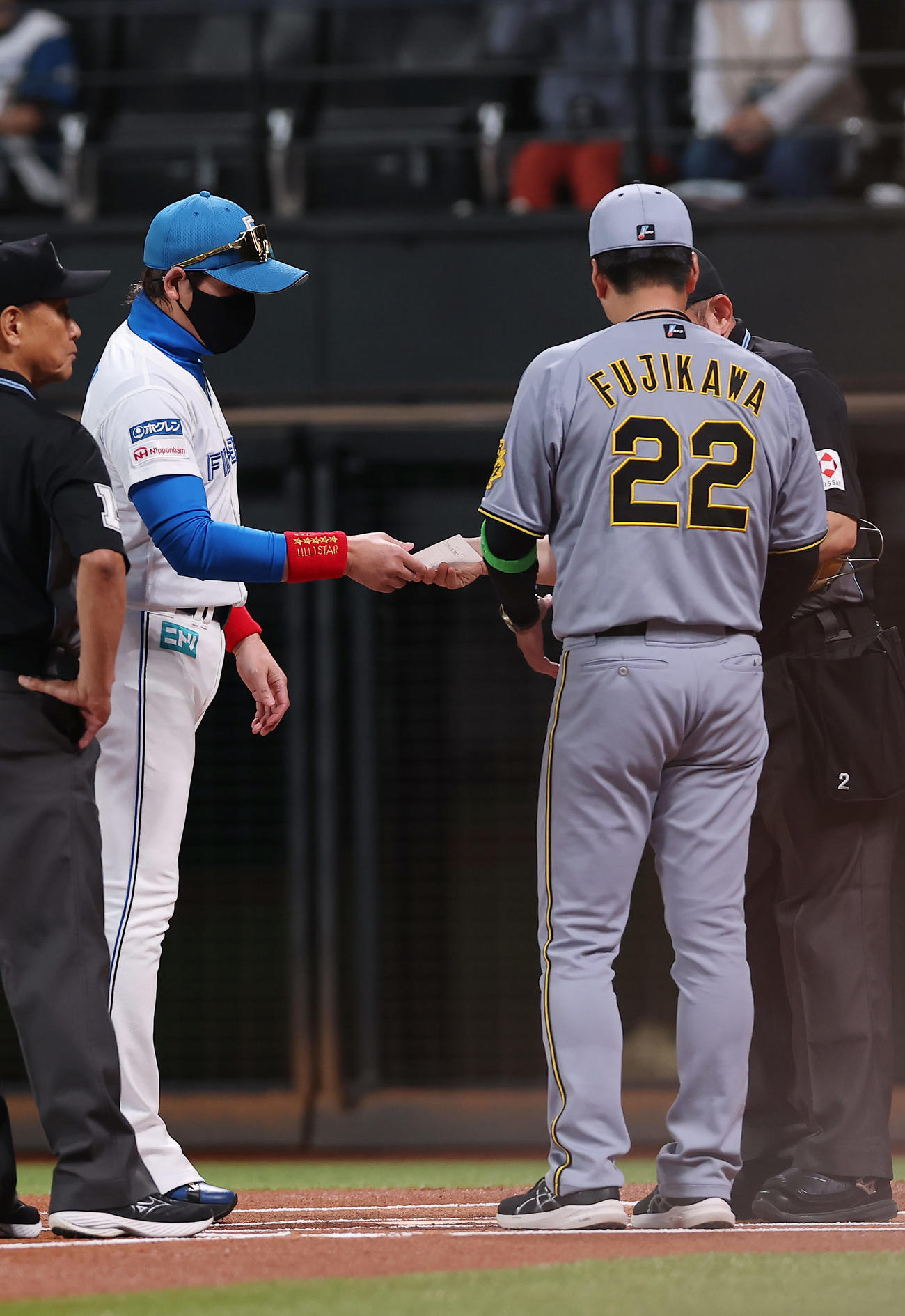 日本ハム対阪神　試合前、メンバー表交換を行う日本ハム新庄監督（左）と阪神藤川監督（撮影・前田充）