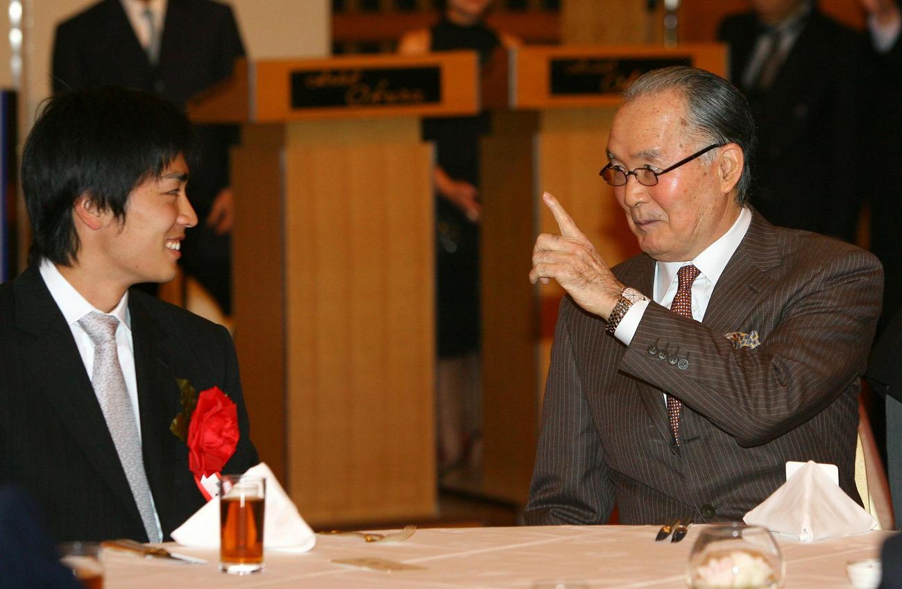 和田毅（左）と笑顔で会話をする巨人長嶋茂雄終身名誉監督（06年11月24日撮影）