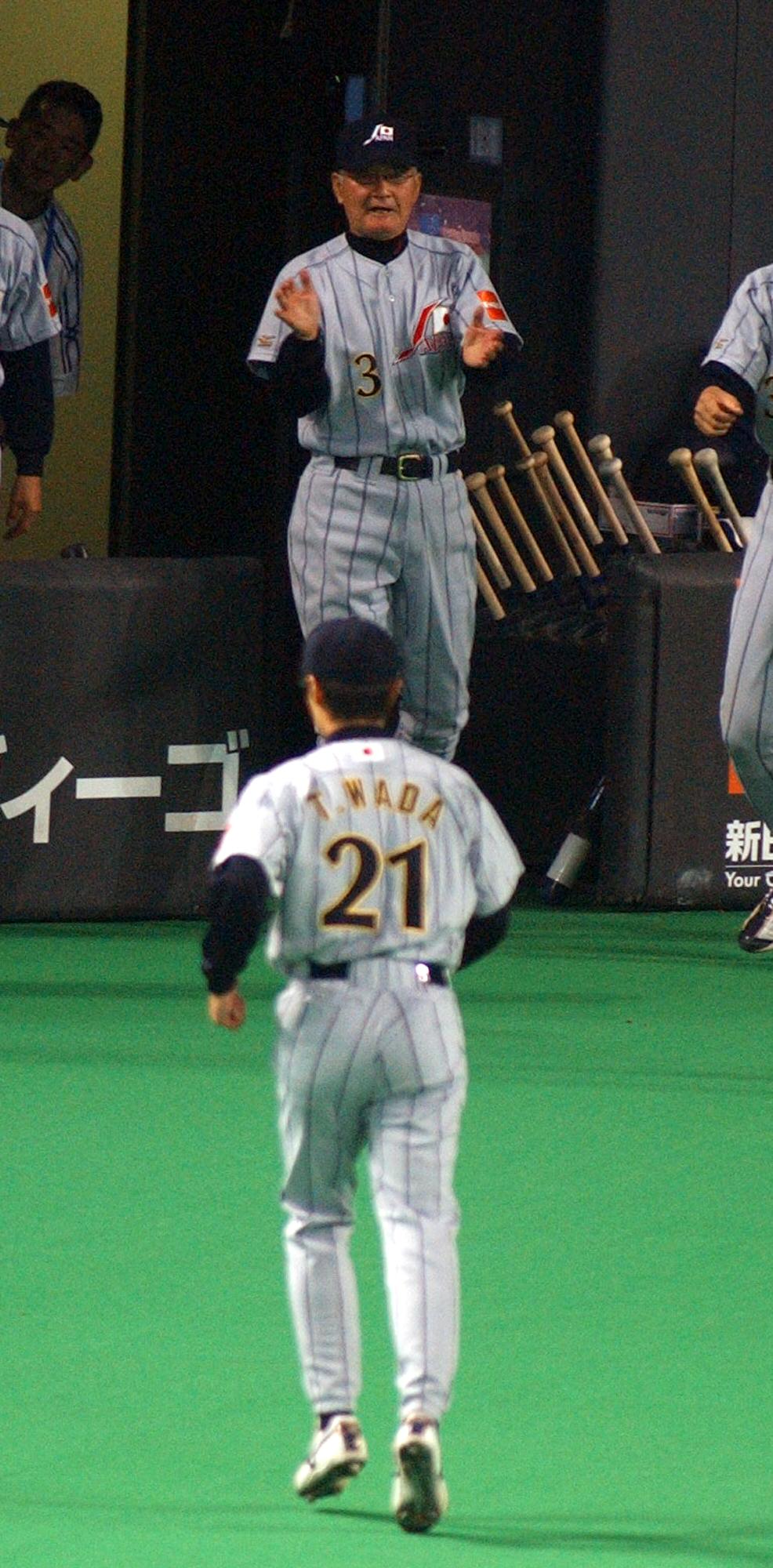 好投の和田毅を、拍手で迎える長嶋茂雄監督（2003年11月7日撮影）