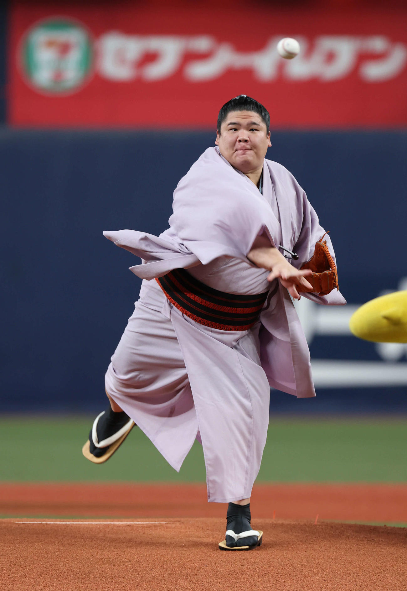 オリックス対広島　特別始球式に登板する大相撲の宇良（撮影・西尾就之）