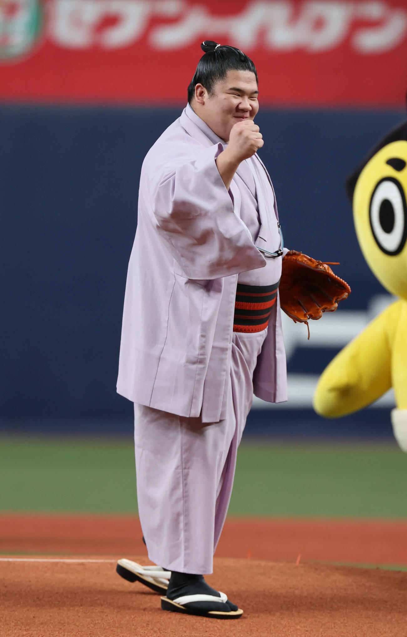 特別始球式に登板した大相撲の宇良は満足げにガッツポーズ（撮影・西尾就之）