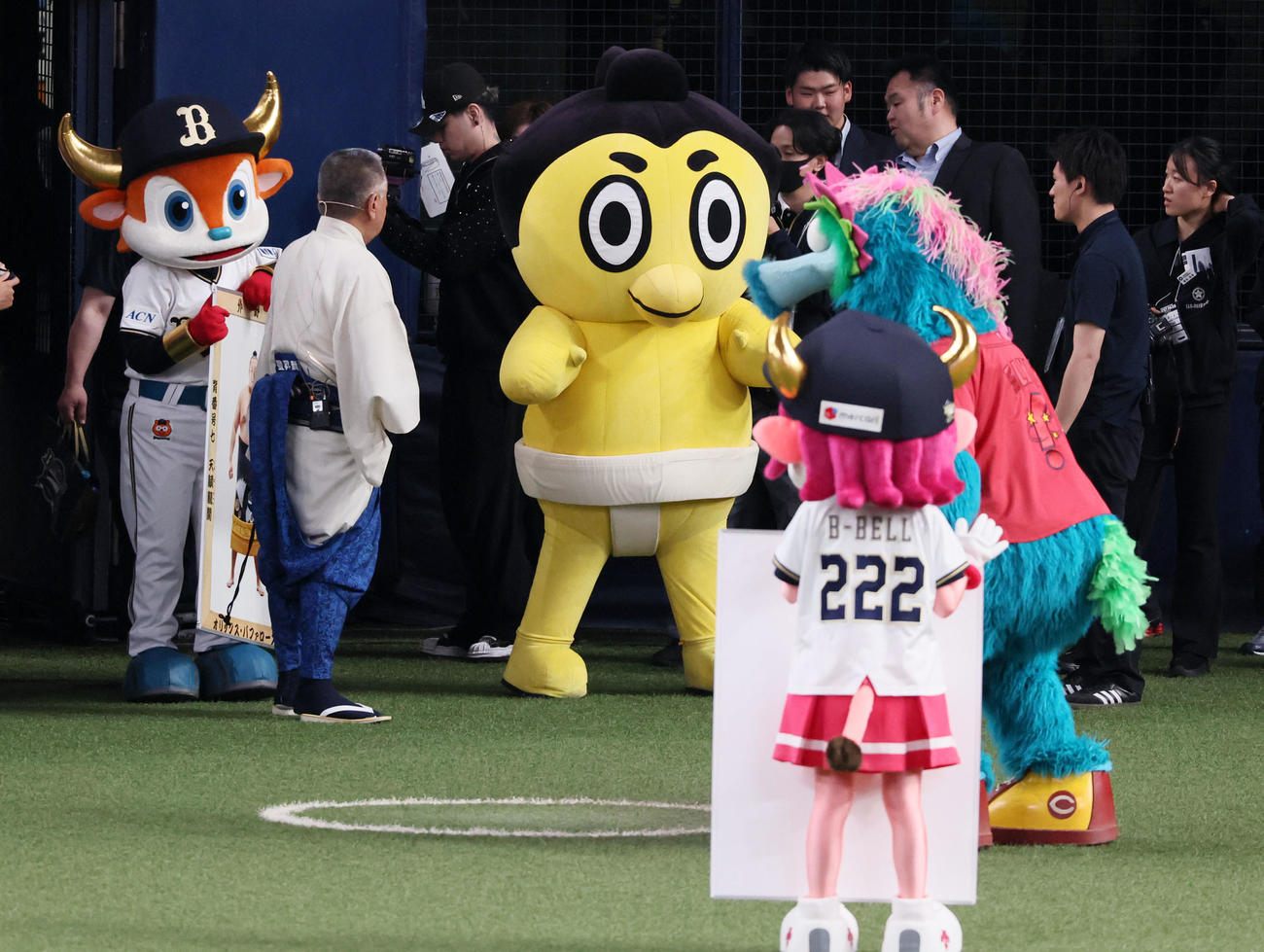 日本相撲協会のキャラクター、ハッキヨイ！せきトリくんもグラウンドでスタンバイ。左はバファローブル、右はスラィリー（撮影・加藤哉）