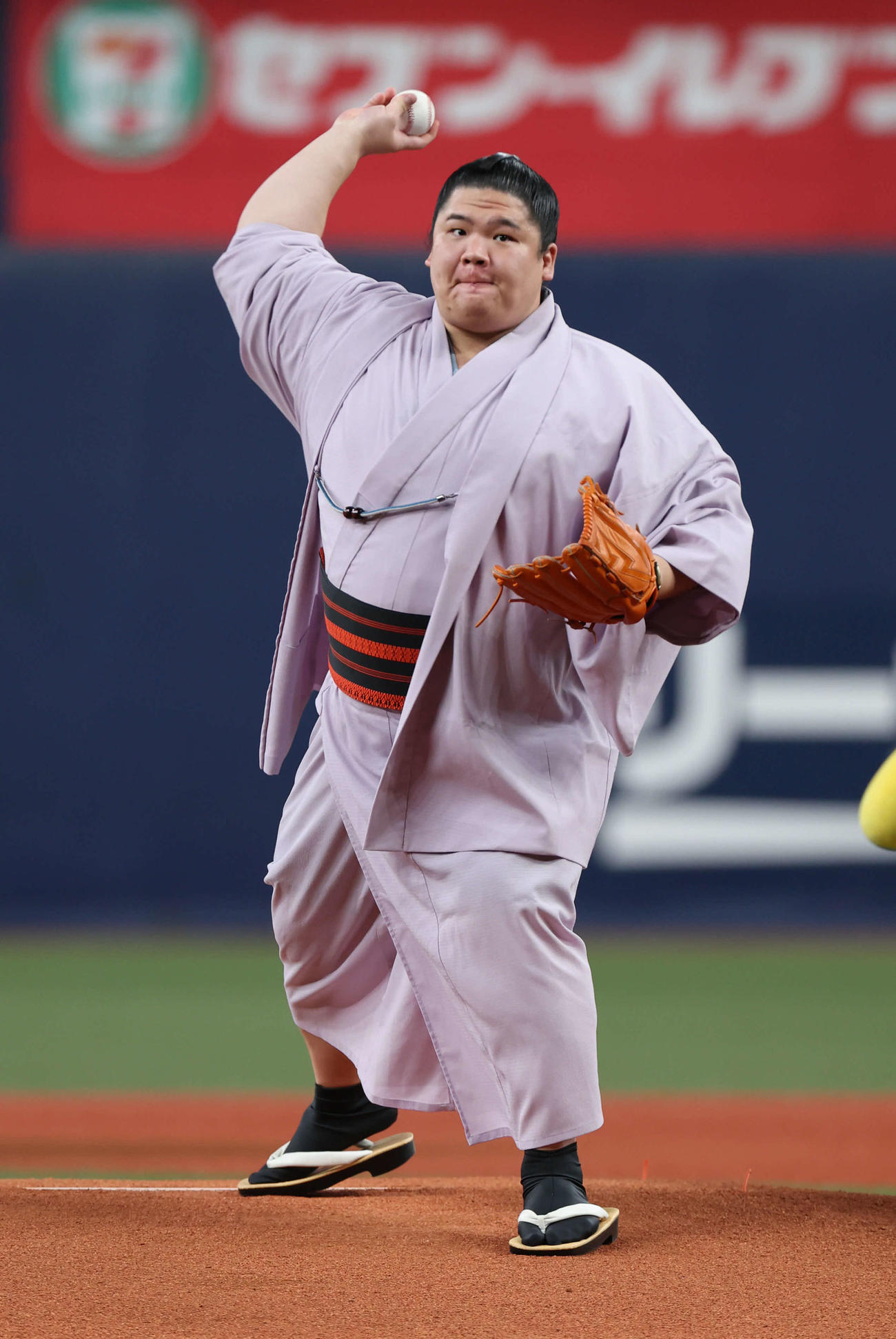 オリックス対広島　特別始球式に登板する大相撲の宇良（撮影・西尾就之）