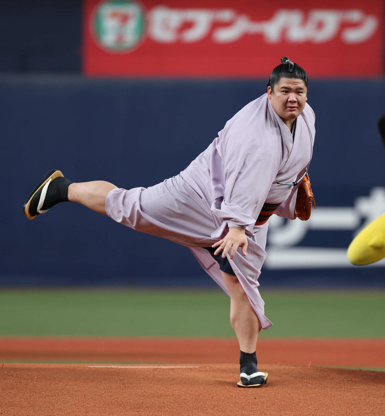 オリックス対広島　特別始球式に登板する大相撲の宇良（撮影・西尾就之）