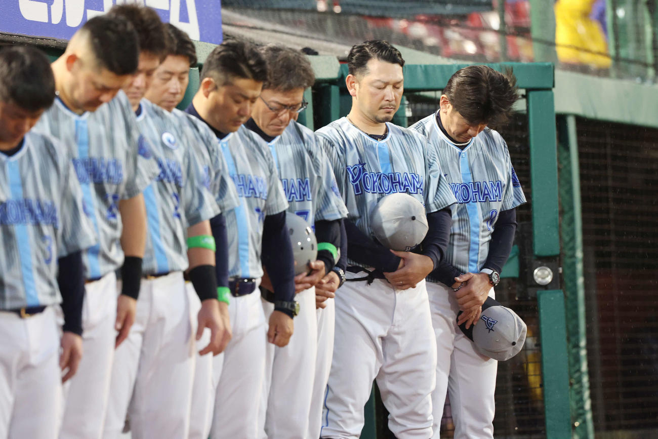 長嶋茂雄さんの死を悼み黙とうするDeNAナイン（撮影・宮地輝）