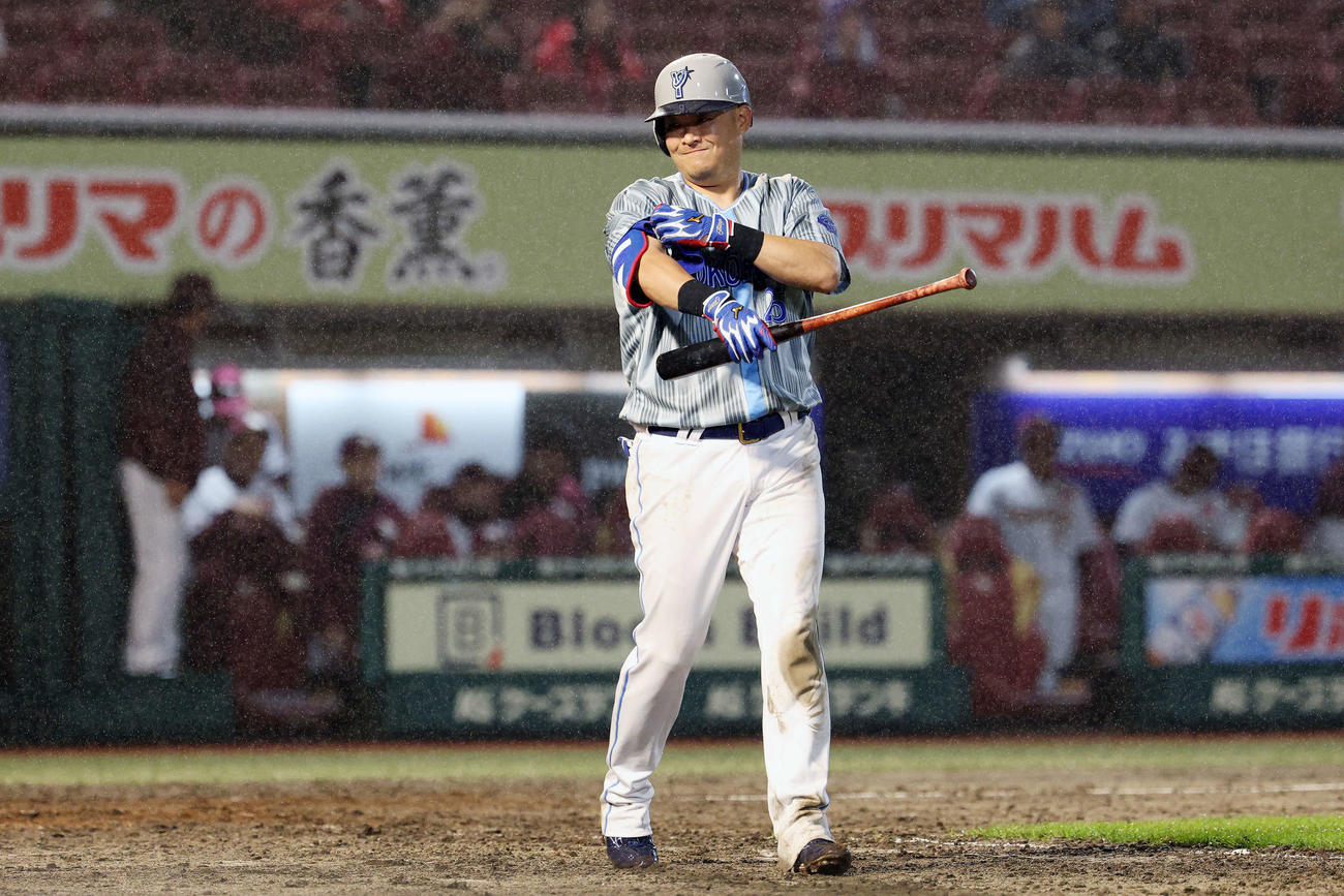 楽天対DeNA 9回表DeNA2死一塁、四球を選ぶ筒香（撮影・宮地輝）