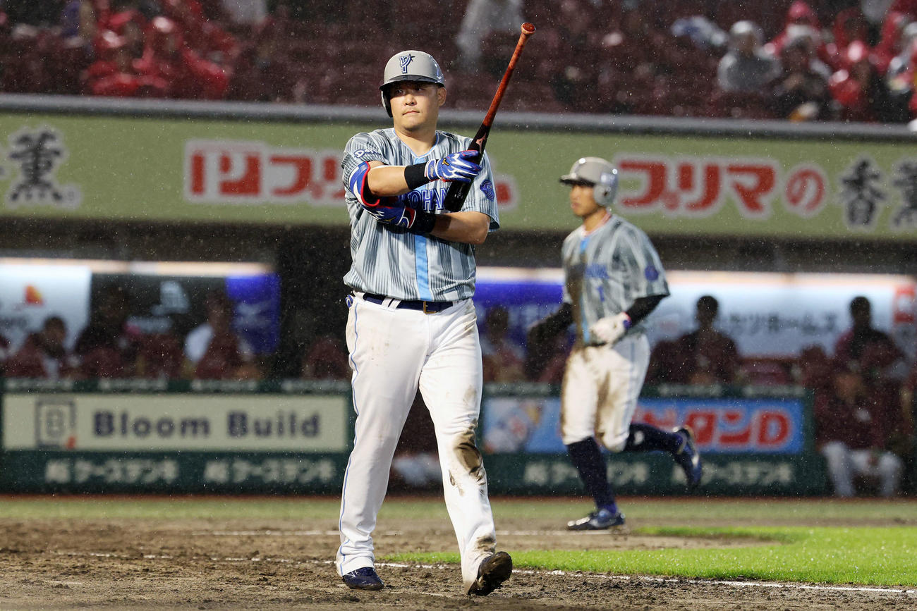 楽天対DeNA 5回表DeNA2死満塁、押し出し四球を選ぶ筒香（撮影・宮地輝）