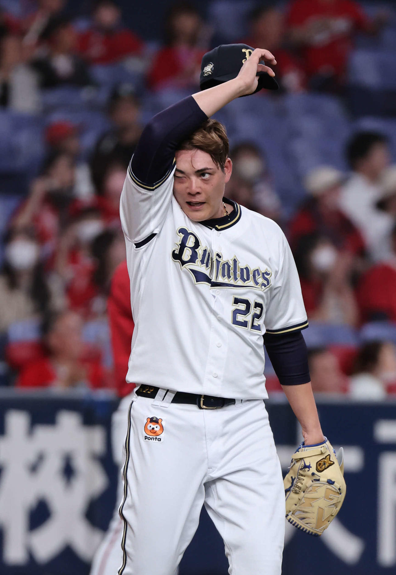 オリックス対広島　オリックス先発の九里は初回から失点に汗を拭う（撮影・西尾就之）