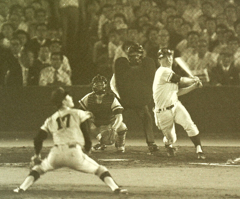 オールスター第3戦で阪急の山田久志（手前）から本塁打を放つ巨人の長嶋茂雄（1971年7月20日撮影）