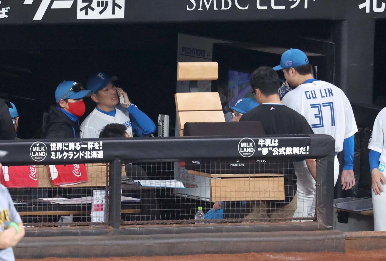 3回表、途中降板する古林睿煬を見つめる新庄監督（撮影・黒川智章）