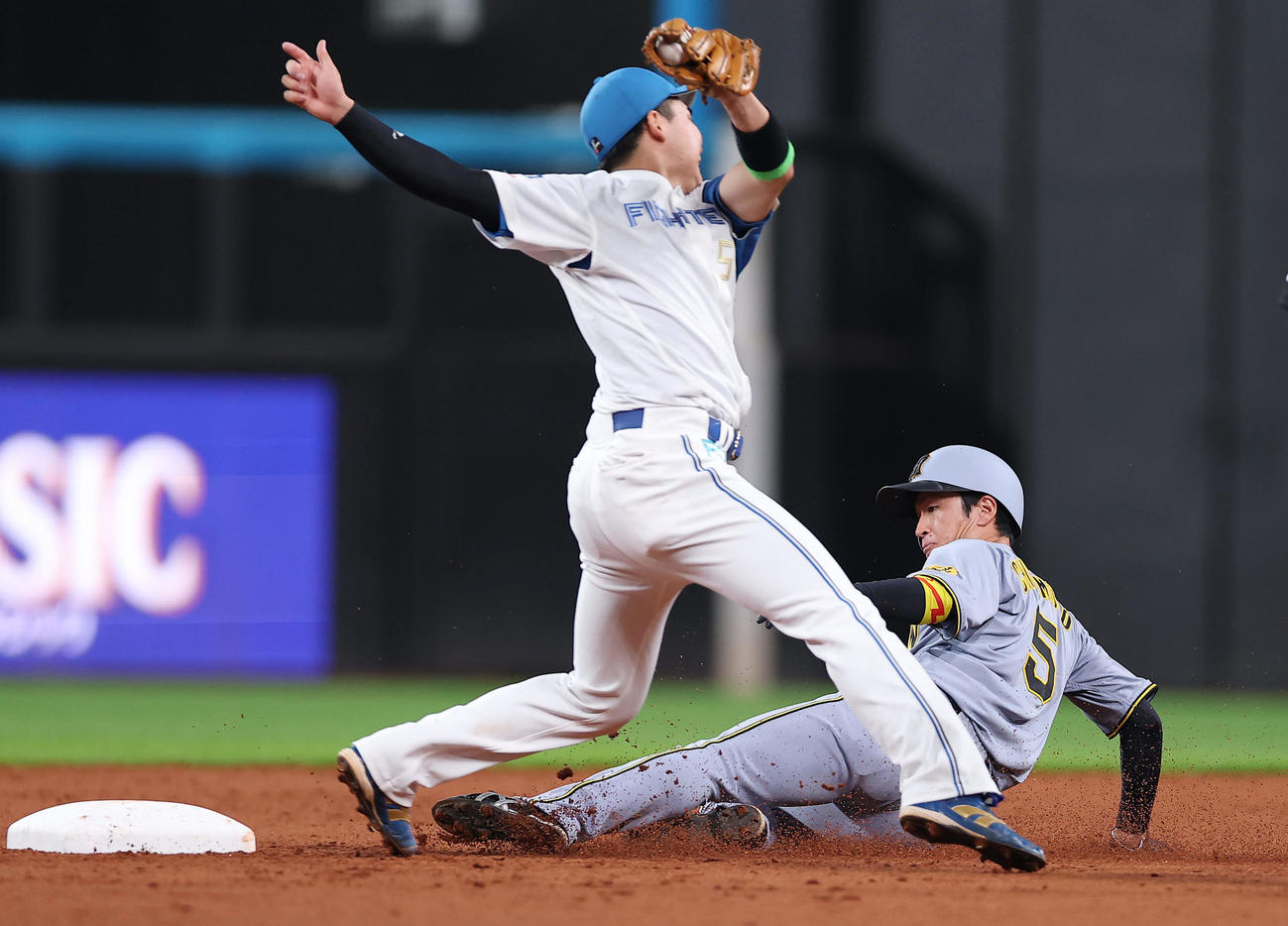 日本ハム対阪神　3回表阪神1死一塁、二盗を決める近本。遊撃手山県（撮影・前田充）