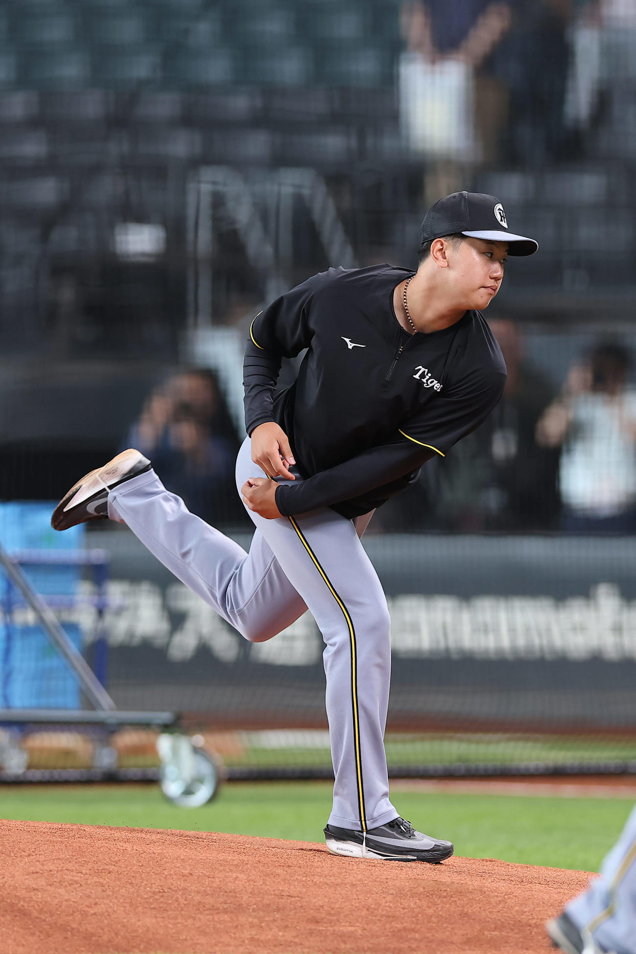 日本ハム対阪神　エスコンフィールドのマウンドを確認する阪神門別（撮影・前田充）