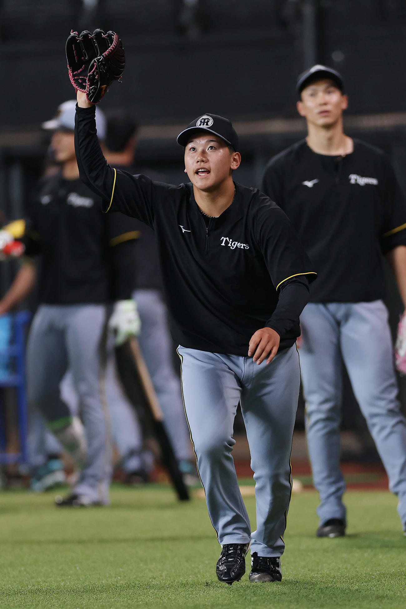 日本ハム対阪神　試合前練習でノックを受ける阪神門別（撮影・前田充）