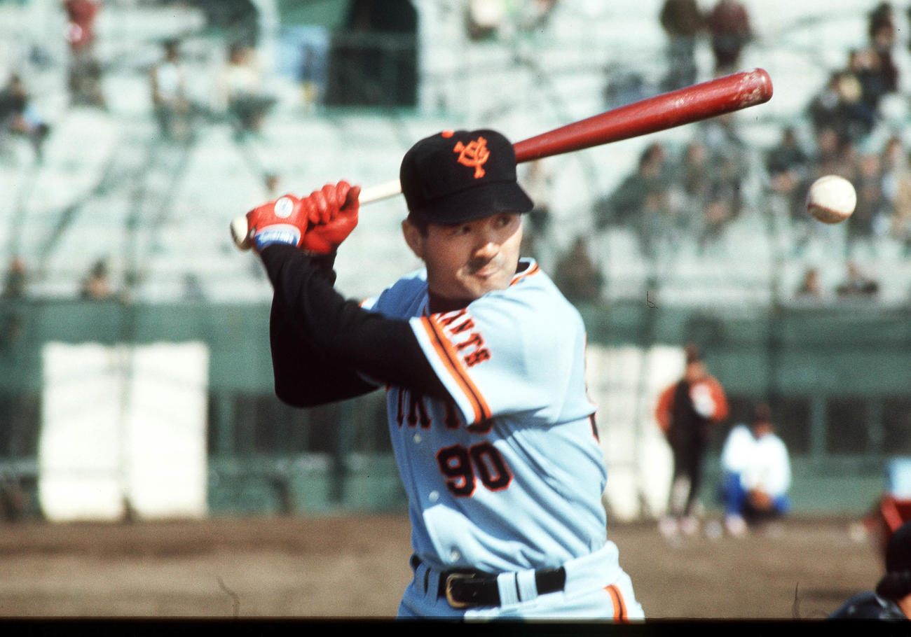 試合前にノックを行う長嶋茂雄監督（1975年）