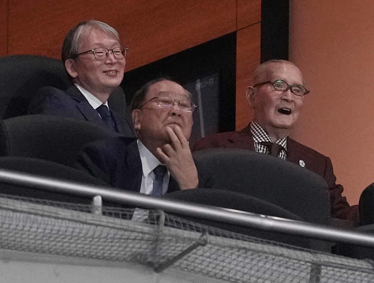 観戦する巨人長嶋茂雄終身名誉監督。左は山口寿一オーナー、中央はキヤノンの御手洗冨士夫会長（24年3月29日撮影）