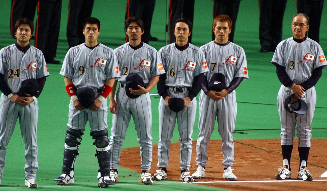 城島健司らとグランドに立つ長嶋茂雄監督（03年11月5日撮影）