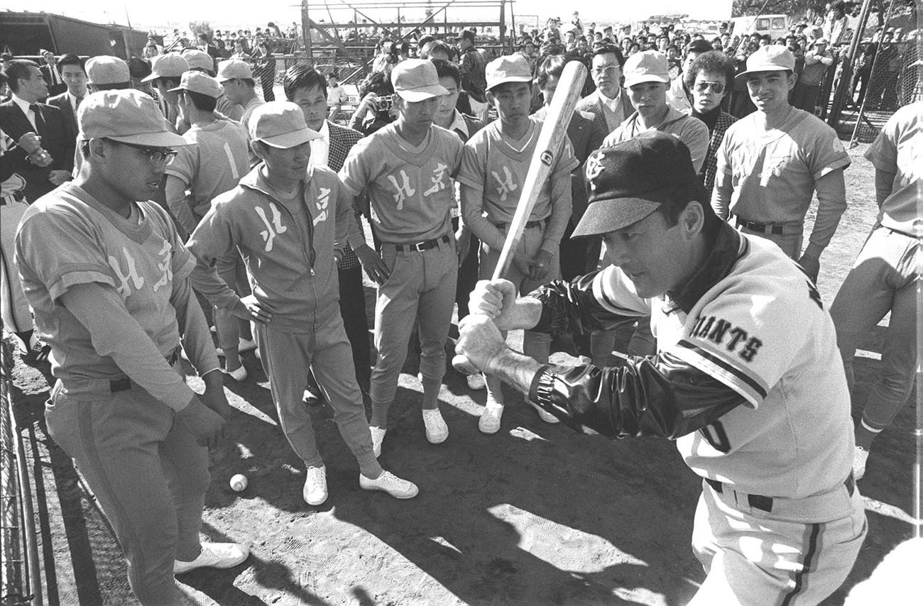 中国野球研修団（北京チーム）に打撃指導する長嶋茂雄監督（1978年10月22日）