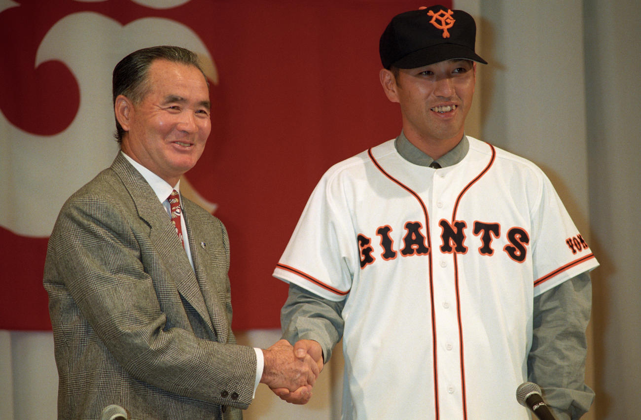 FAで巨人に入団した清原和博と巨人長嶋茂雄監督（左）（1996年11月24日）
