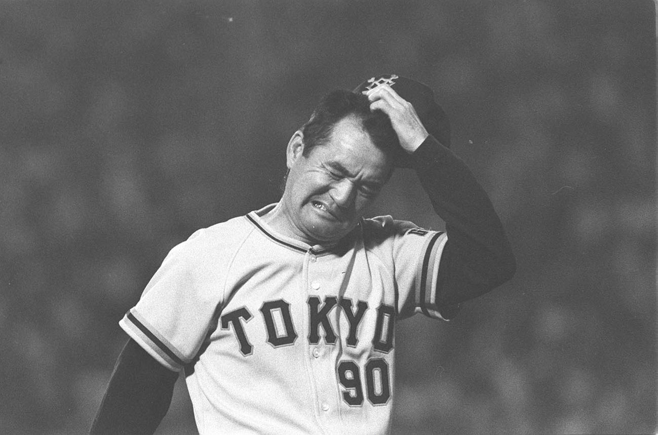 サヨナラ負けに悔しさむき出しで頭をかく長嶋茂雄監督（1980年5月24日）