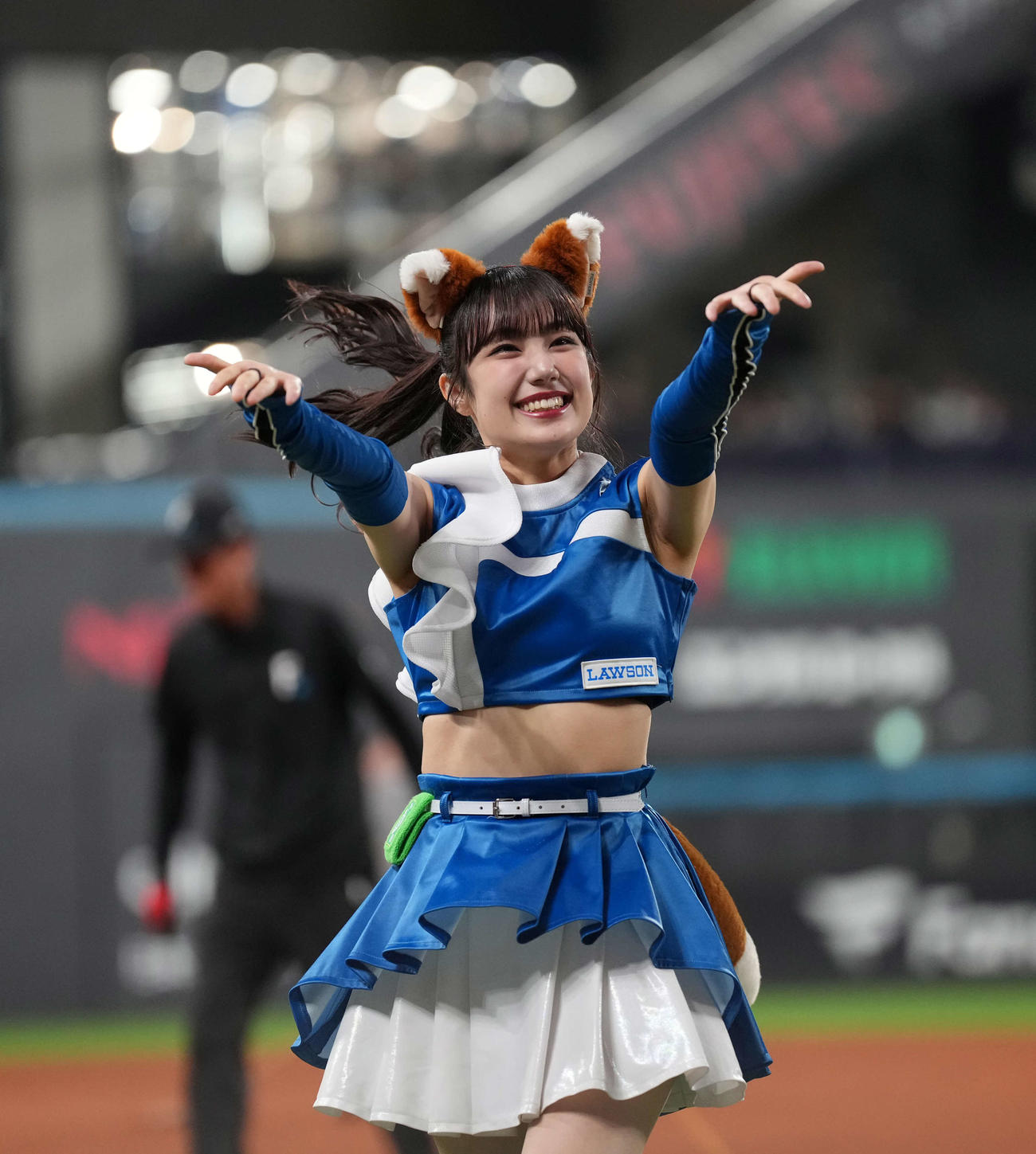 日本ハム対阪神　きつねダンスを躍るファイターズガール（撮影・井上学）