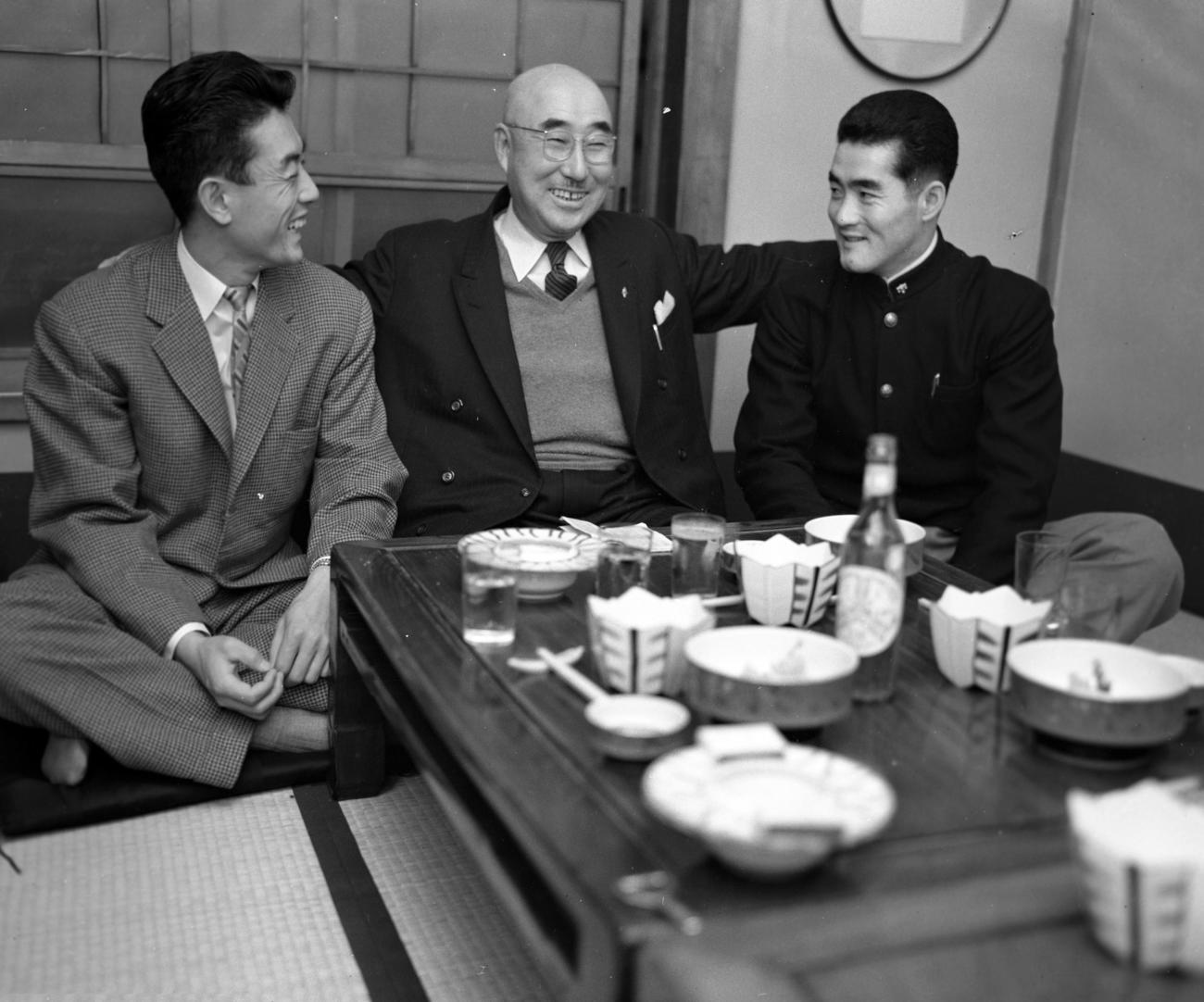 巨人入団が決定している立大長嶋茂雄選手（右）が、評論家・中沢不二雄氏（中央）を囲んで、巨人で三遊間コンビを組む広岡達朗遊撃手（左）と座談会