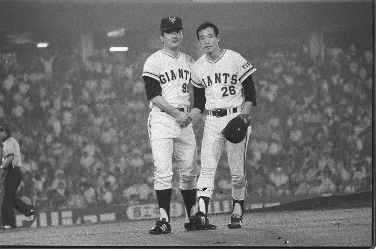 80年6月、阪神戦に勝利した西本聖を出迎える長嶋茂雄監督