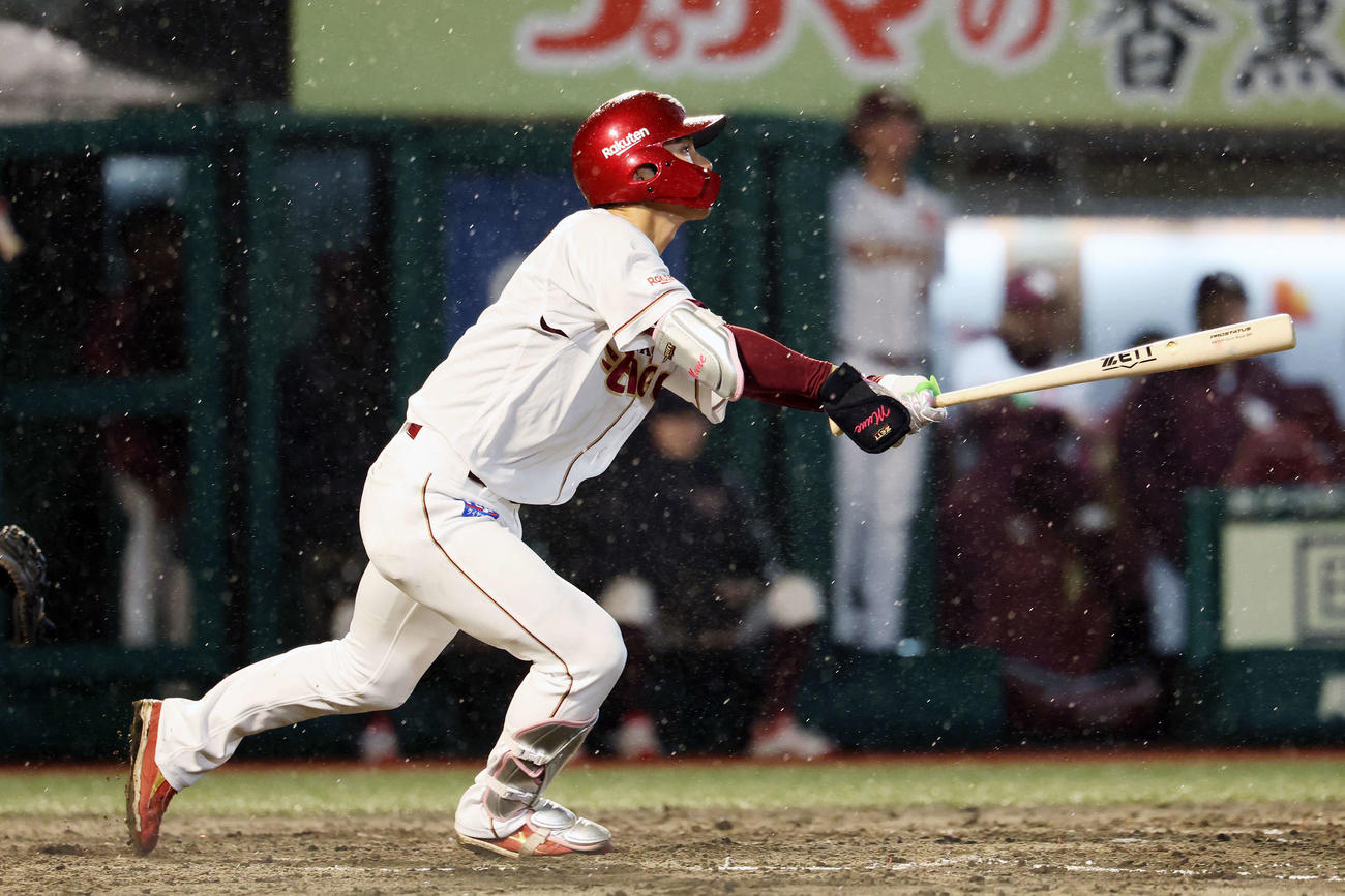 楽天対DeNA 2回裏楽天1死二、三塁、中犠飛を放つ宗山（撮影・宮地輝）