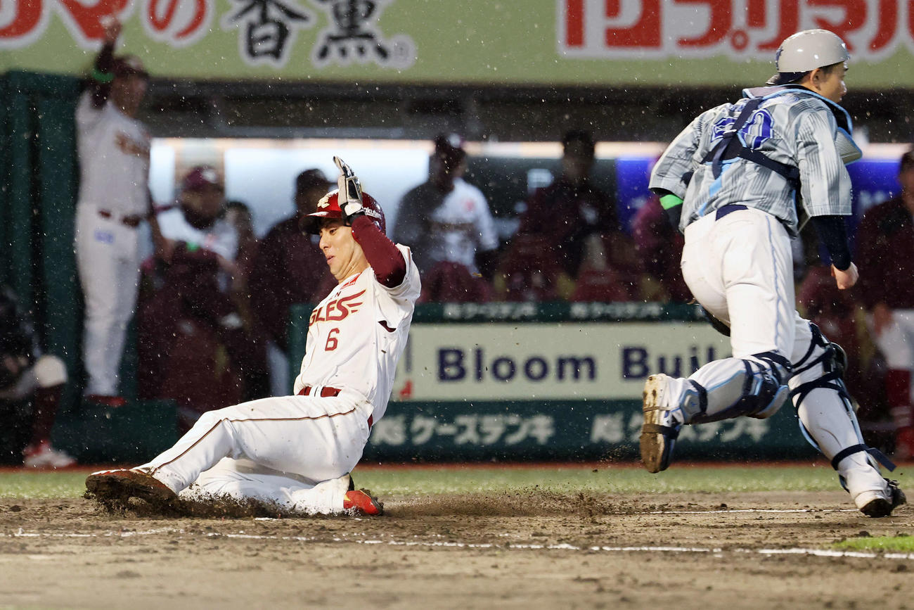 楽天対DeNA 2回裏楽天1死二、三塁、宗山の中犠飛で生還する村林（撮影・宮地輝）