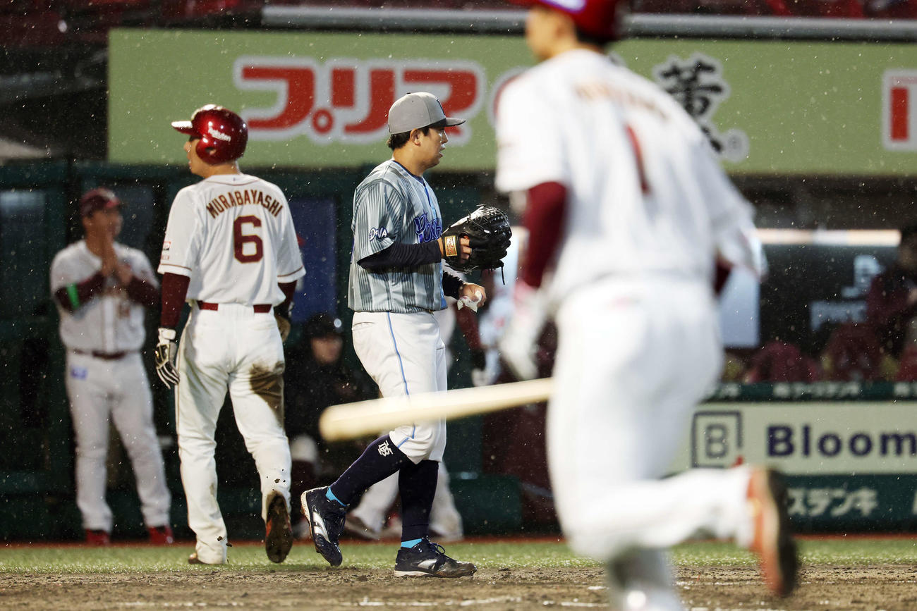 楽天対DeNA 2回裏楽天1死二、三塁、宗山に中犠飛を許した東（撮影・宮地輝）