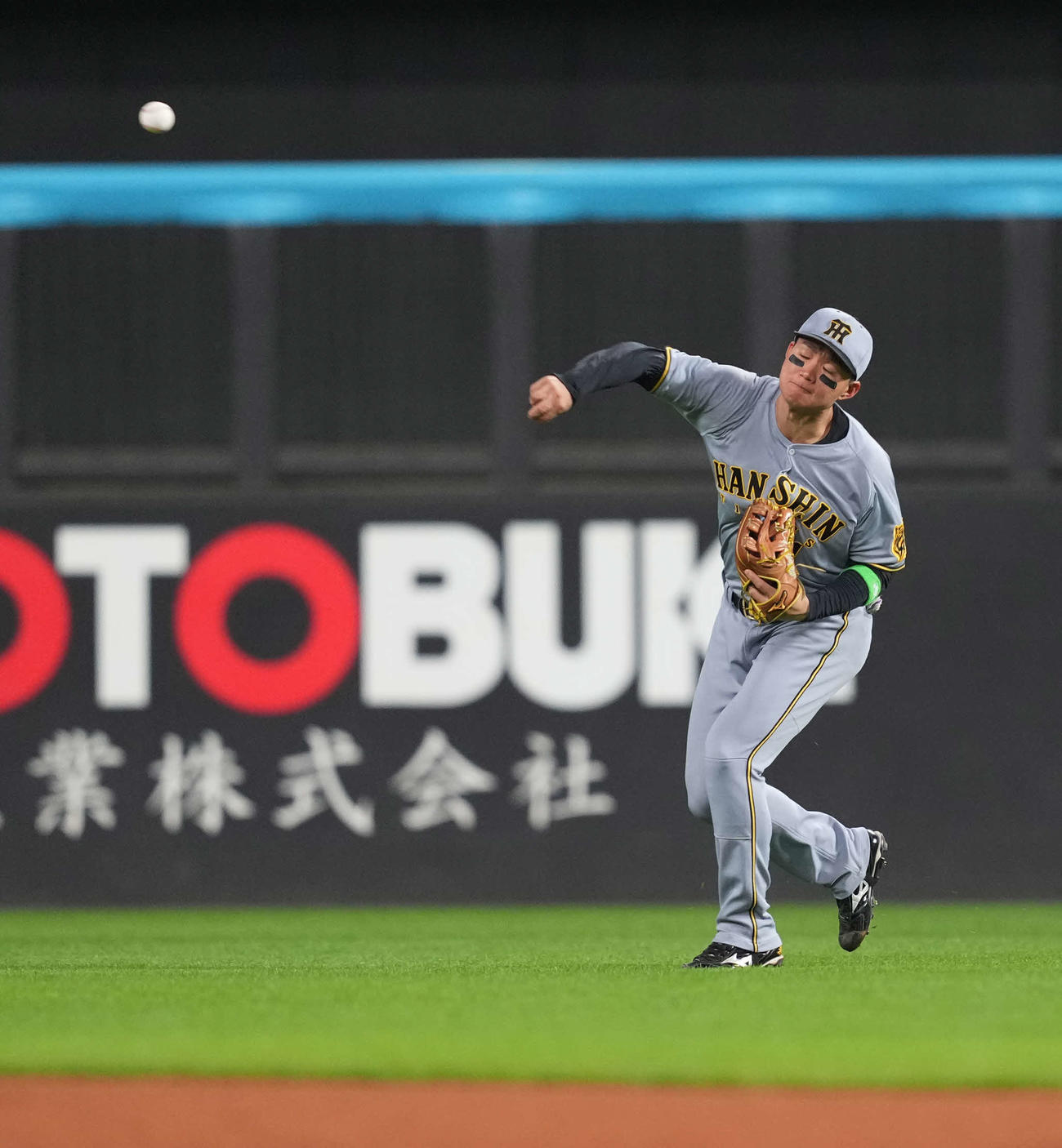 日本ハム対阪神　5回裏日本ハム1死満塁、本塁に好返球する森下（撮影・井上学）
