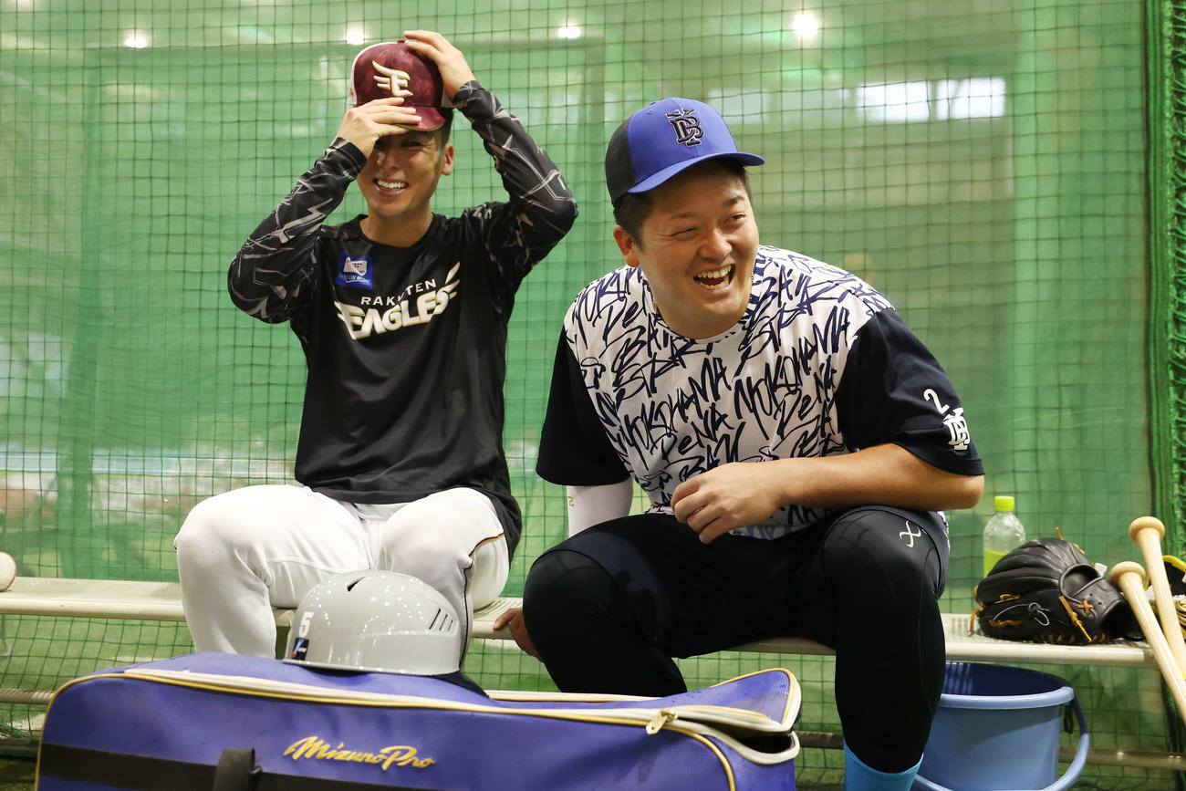 楽天対DeNA　試合前練習で談笑する楽天村林（左）とDeNA牧（撮影・宮地輝）