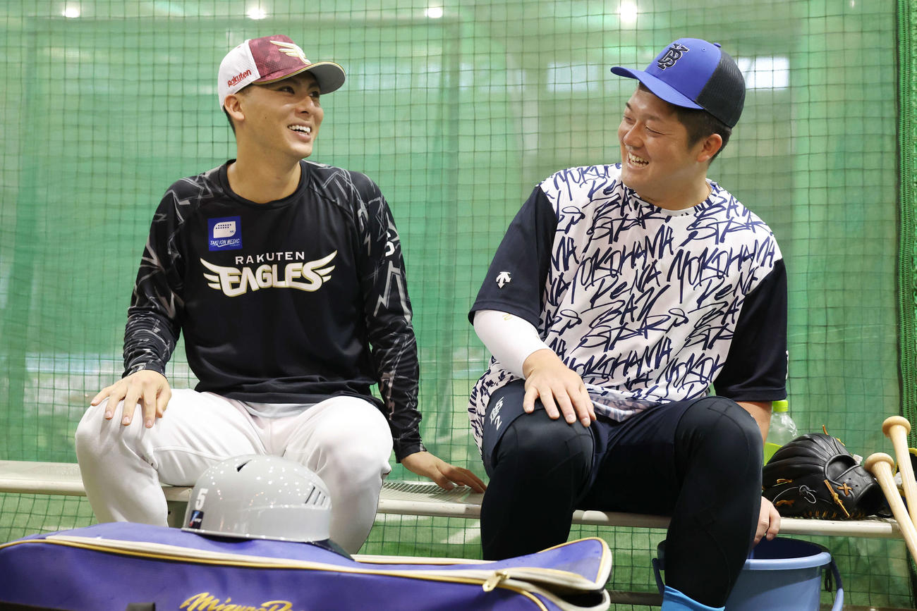 楽天対DeNA　試合前練習で談笑する楽天村林（左）とDeNA牧（撮影・宮地輝）