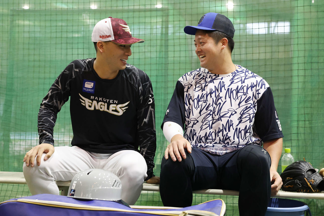楽天対DeNA　試合前練習で談笑する楽天村林（左）とDeNA牧（撮影・宮地輝）