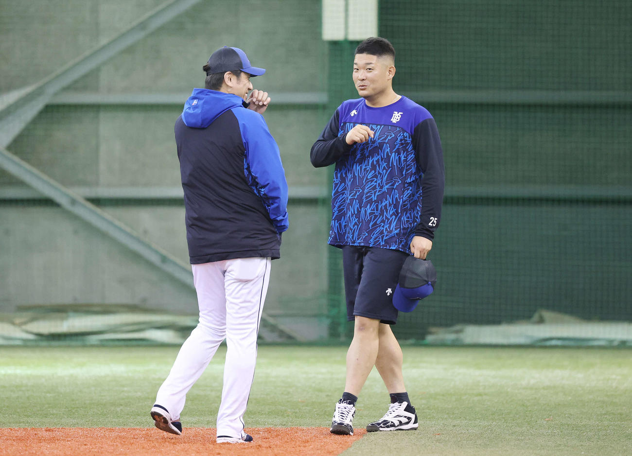 楽天対DeNA　試合前練習で談笑するDeNA三浦監督（左）と筒香（撮影・宮地輝）