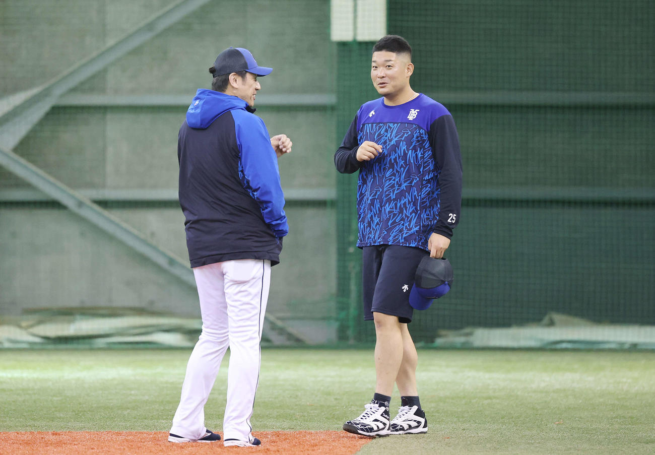 楽天対DeNA　試合前練習で談笑するDeNA三浦監督（左）と筒香（撮影・宮地輝）