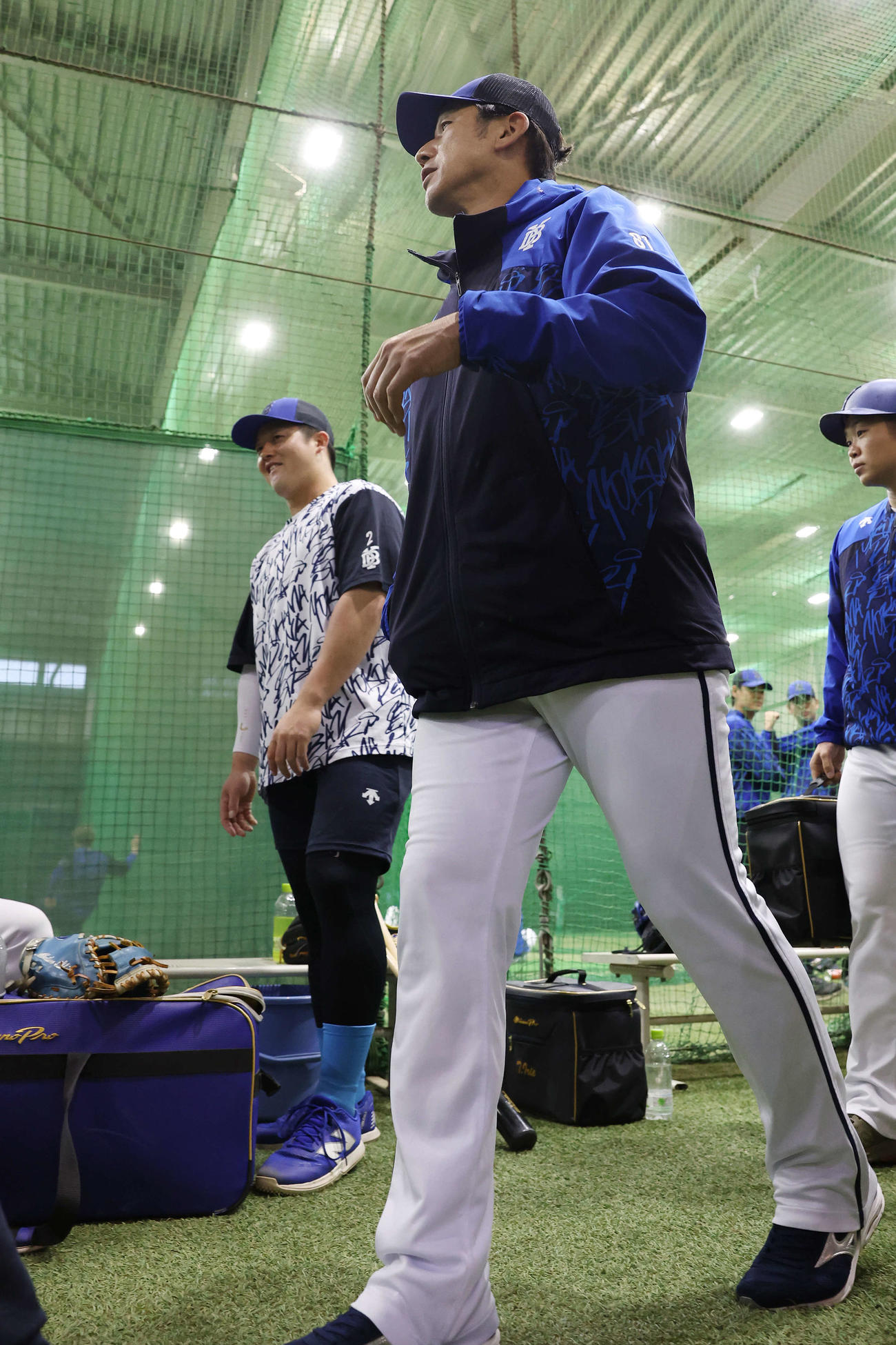 楽天対DeNA　試合前練習に臨むDeNA牧（左）と三浦監督（撮影・宮地輝）