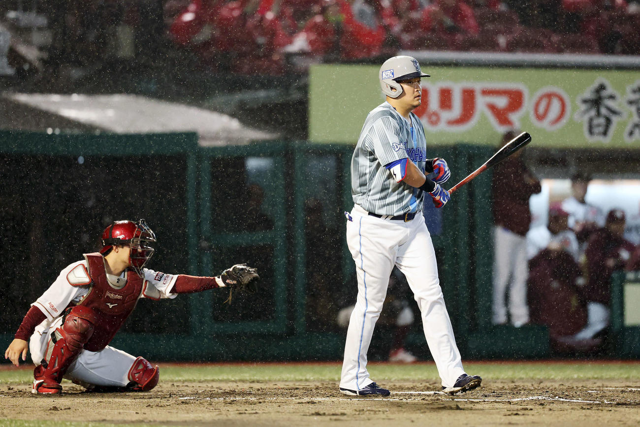 楽天対DeNA 1回表DeNA2死一、三塁、四球を選ぶ筒香（撮影・宮地輝）