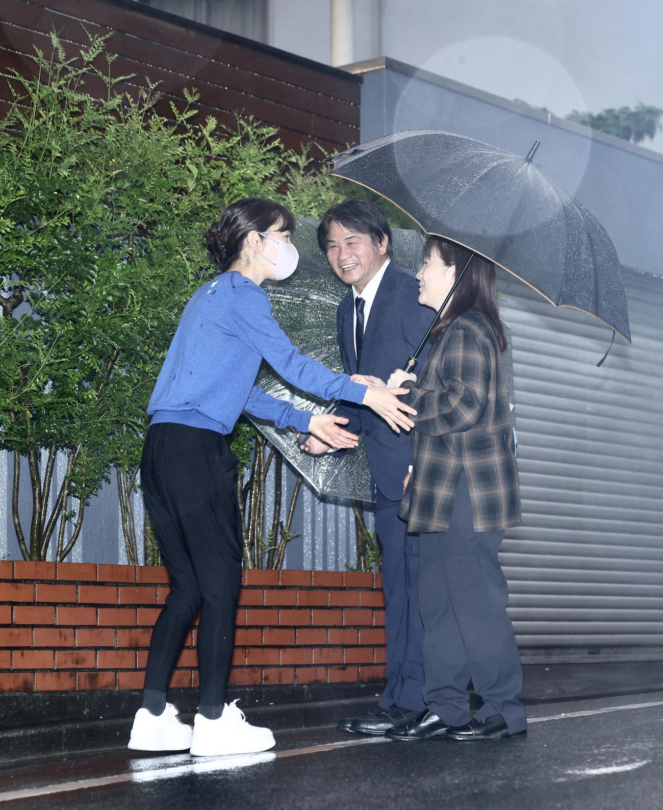 長嶋茂雄さんの自宅を訪れた谷夫妻・亮子氏（右）佳知氏（奥）にあいさつする三奈さん