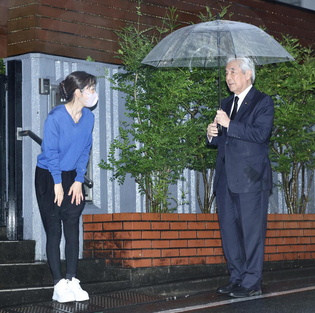 長嶋茂雄さんの自宅を訪れる中曽根弘文氏（右）にあいさつする三奈さん