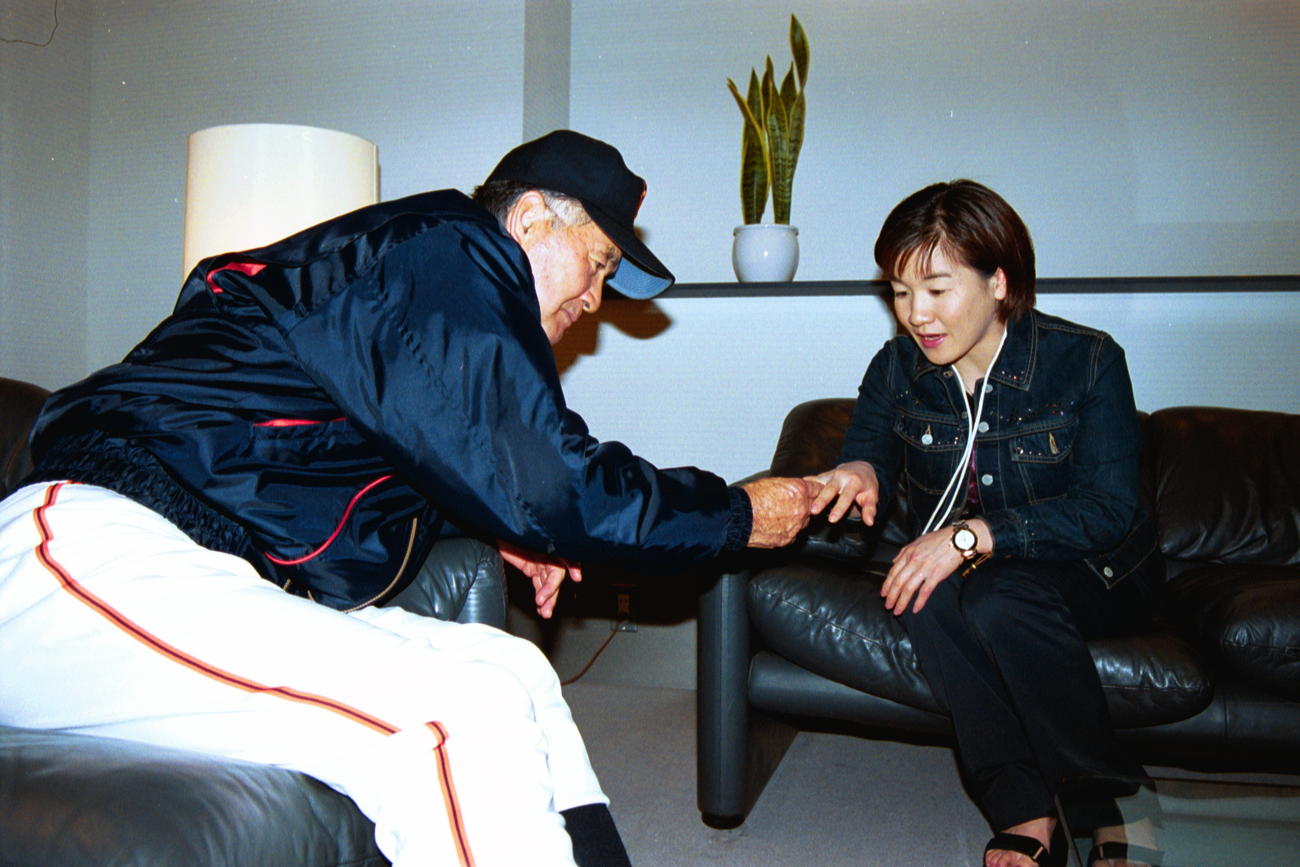 2000年5月、長嶋茂雄監督と田村亮子の対談。田村の負傷した右手を見る長嶋監督