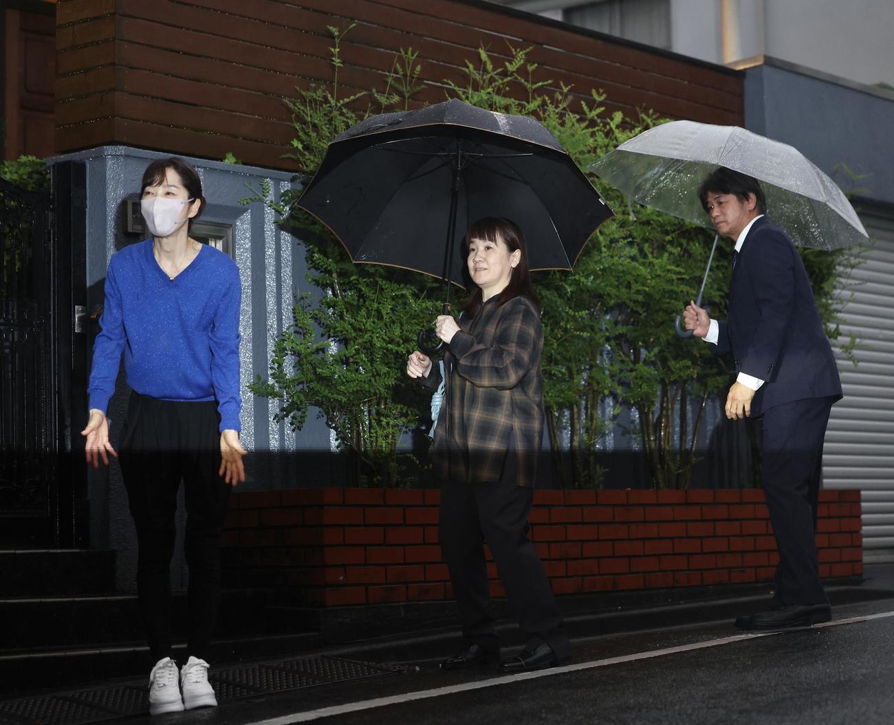 長嶋茂雄さんの自宅を訪れた谷夫妻・亮子氏（中央）佳知氏（右）。左は三奈さん