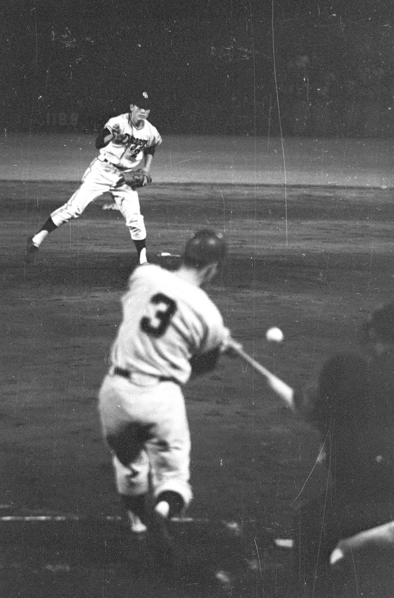 1962年7月11日、長嶋茂雄を抑え、完投で13勝目をマークした権藤博