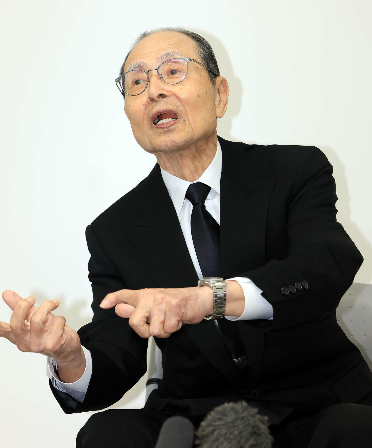 巨人長嶋茂雄終身名誉監督を悼み、身ぶり手ぶりで思いを語るソフトバンク王球団会長（撮影・浅見桂子）