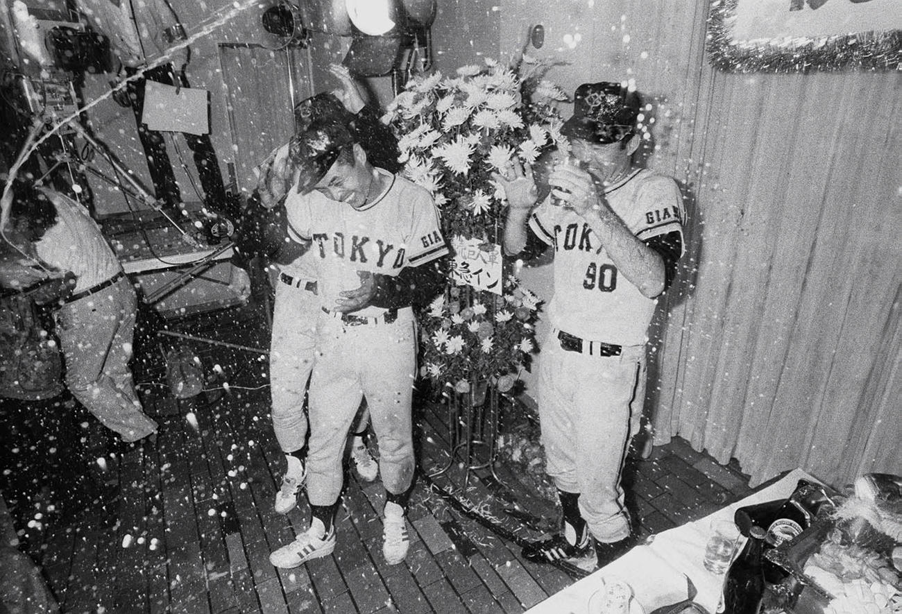 リーグ優勝を決めた長嶋巨人、宿舎の祝勝会でビールを浴びる（1976年）