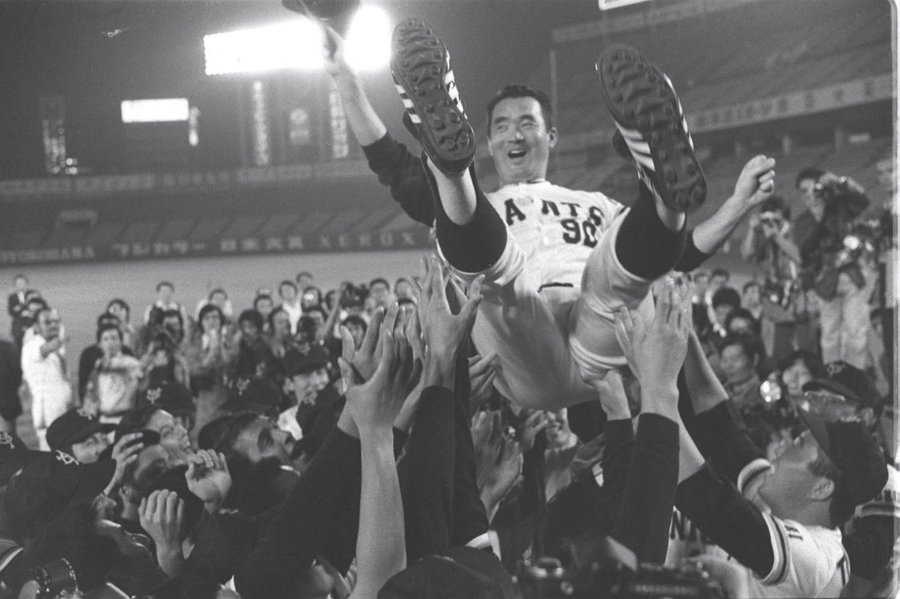 77年9月、V2が決定し後楽園球場で胴上げされる長嶋茂雄監督