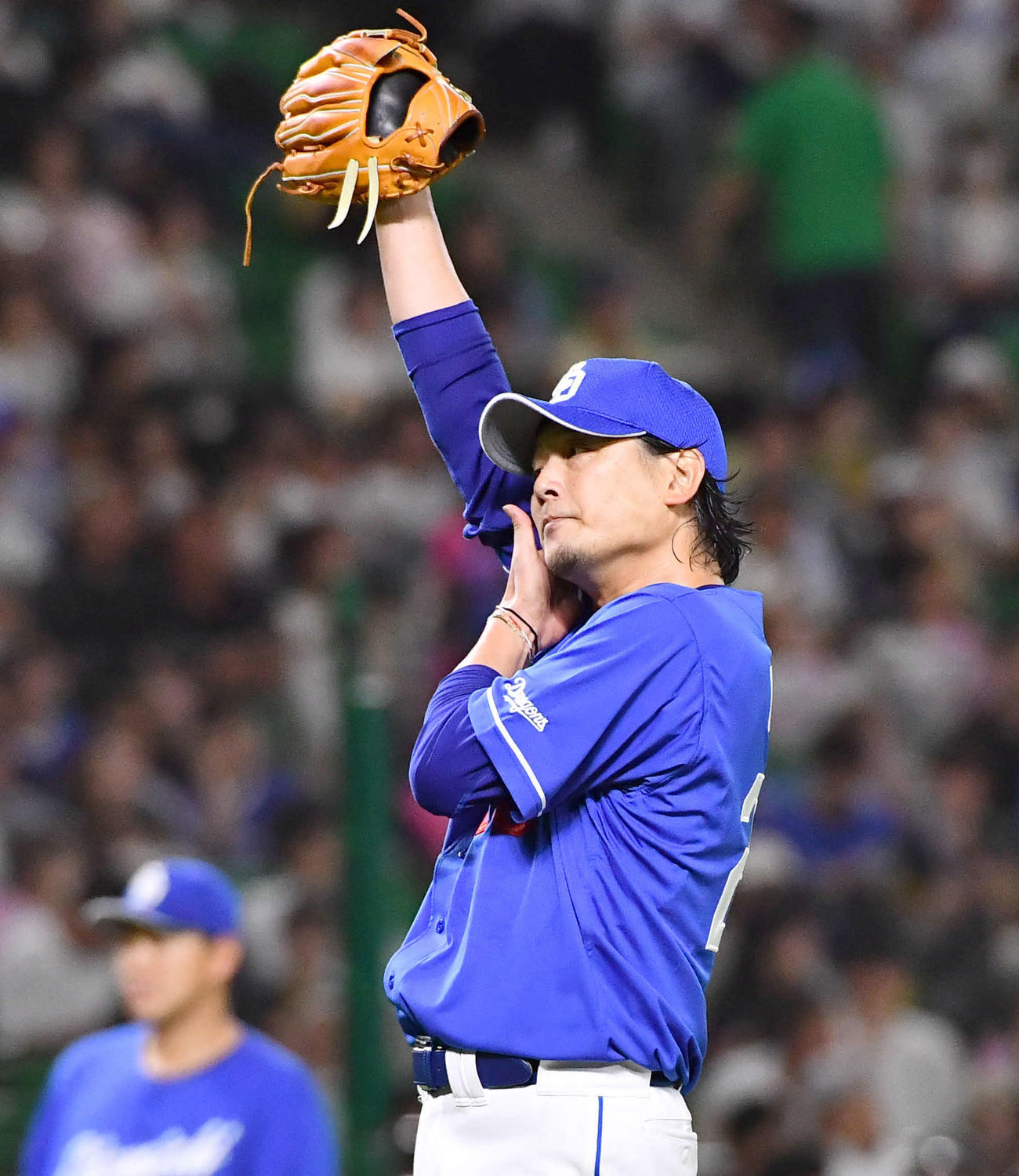 ソフトバンク対中日　4回裏ソフトバンク1死一、三塁、周東に右前適時打を打たれ、汗をぬぐう涌井（撮影・岩下翔太）