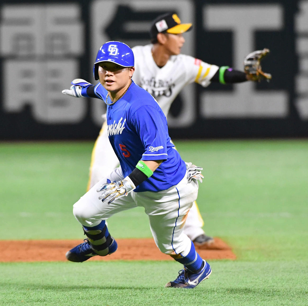 ソフトバンク対中日　7回表中日1死一、二塁、右前安打を放った村松はオーバーランし、一塁へ戻る（撮影・岩下翔太）