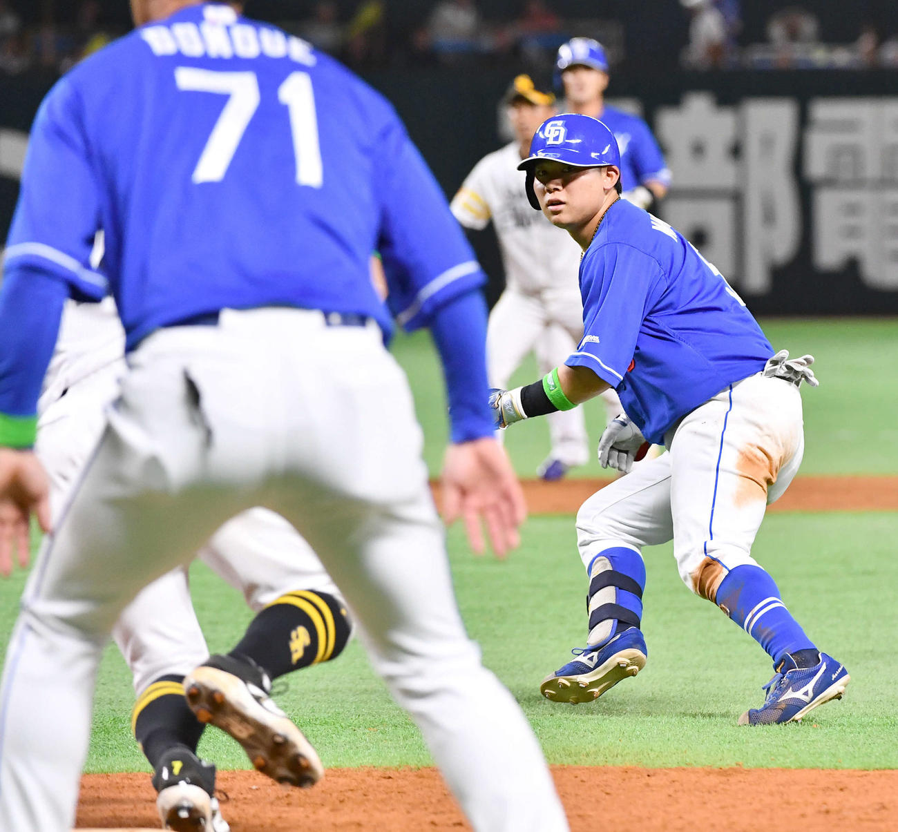 ソフトバンク対中日　7回表中日1死一、二塁、右前安打を放った村松はオーバーランし、塁間で挟まれる（撮影・岩下翔太）